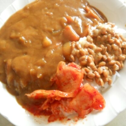 冬こそほっこり食べよう！カレーキム納豆♪
納豆の粘りがカレーと混ざるときのトロトロ食感イイ～❤
キムチも合うねイイ～♪
夏みたいに体がアツくなり冷え防止イイ～★